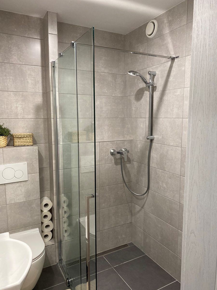 Sprchový kout v apartmánu Aurélius na Perné